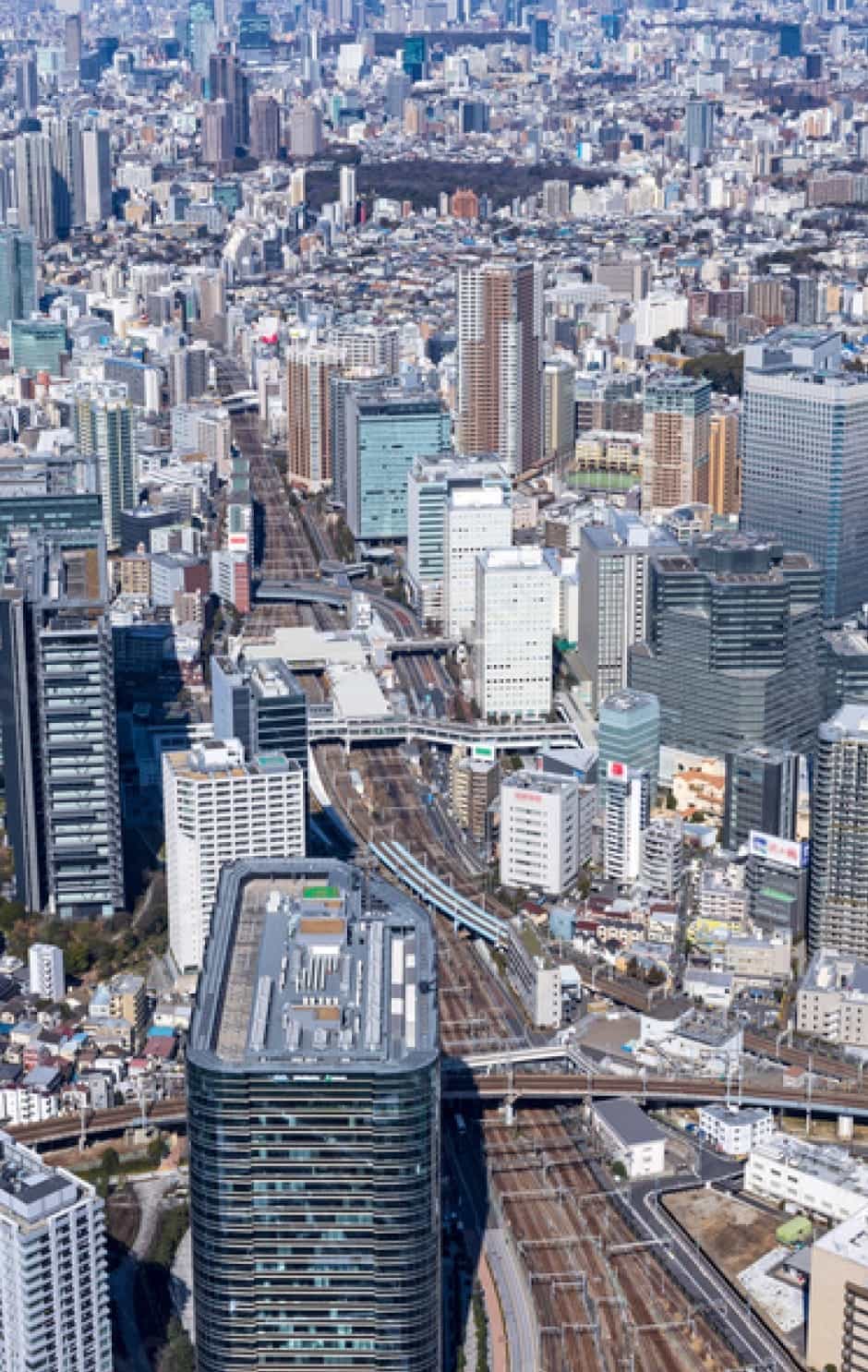 空から見た都市のビル群の画像